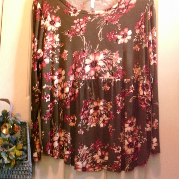MTS Tops - ✨XL top by MTS    2/15